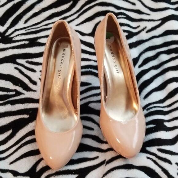 Beige patent round toe platform stilettos - Picture 1 of 4